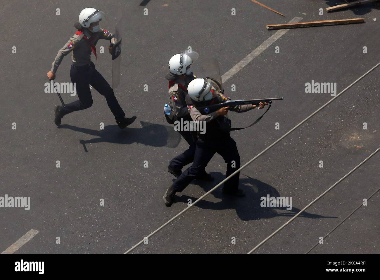 Una polizia antisommossa spara proiettili di gomma contro i manifestanti durante una violenta repressione delle manifestazioni contro il golpe militare a Yangon, Myanmar, il 28 febbraio 2021. (Foto di Myat Thu Kyaw/NurPhoto) Foto Stock