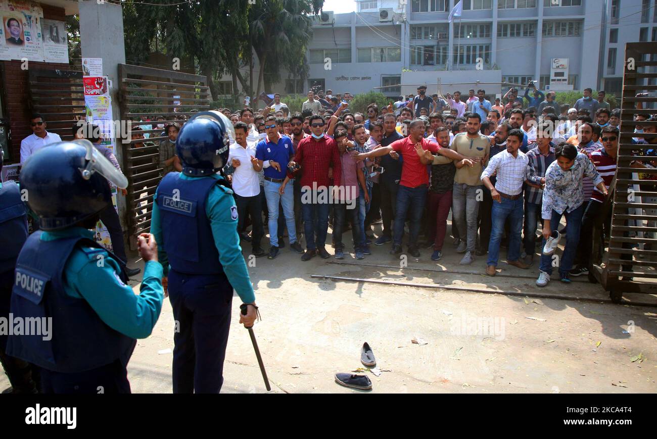 I poliziotti si scontrano con gli attivisti del Partito nazionalista del Bangladesh (BNP) durante il terzo giorno di proteste dopo la morte di Mushtaq Ahmed, uno scrittore e critico di governo di spicco in carcere, di fronte al National Press Club di Dhaka il 28 febbraio 2021. (Foto di Sony Ramany/NurPhoto) Foto Stock