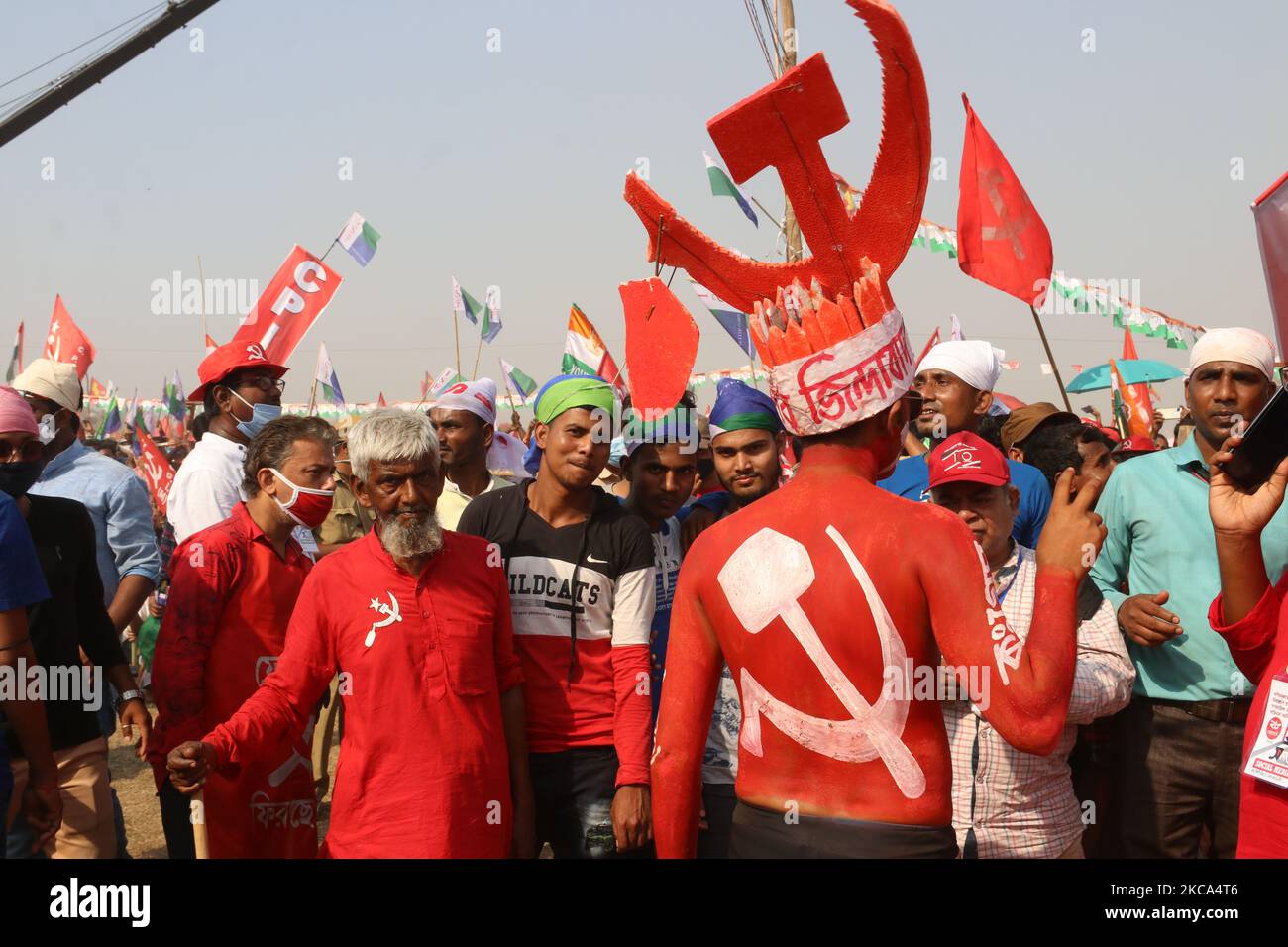 Un corpo di sostenitori pent Partito Comunista dell'India (Marxista) simbolo del partito durante il Congresso di sinistra e il fronte secolare indiano (ISF) campagna elettorale comune si radunano davanti ai sondaggi dell'assemblea del Bengala Occidentale al campo della parata di Brigade a Kolkata il 28,2021 febbraio. (Foto di Debajyoti Chakraborty/NurPhoto) Foto Stock