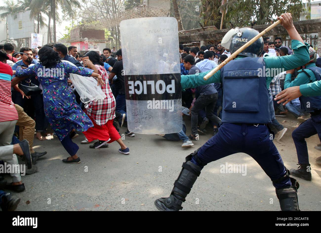 I poliziotti si scontrano con gli attivisti del Partito nazionalista del Bangladesh (BNP) durante il terzo giorno di proteste dopo la morte di Mushtaq Ahmed, uno scrittore e critico di governo di spicco in carcere, di fronte al National Press Club di Dhaka il 28 febbraio 2021. (Foto di Sony Ramany/NurPhoto) Foto Stock