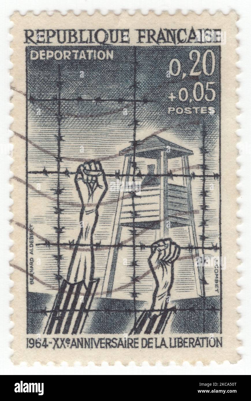 FRANCIA - 1964 marzo 21: Un francobollo semi-postale nero ardesia da 20 centesimi più 5 centesimi raffigurante la “deportazione”, campo di concentramento con torre di guardia e filo spinato. 20th° anniversario della liberazione dai nazisti Foto Stock