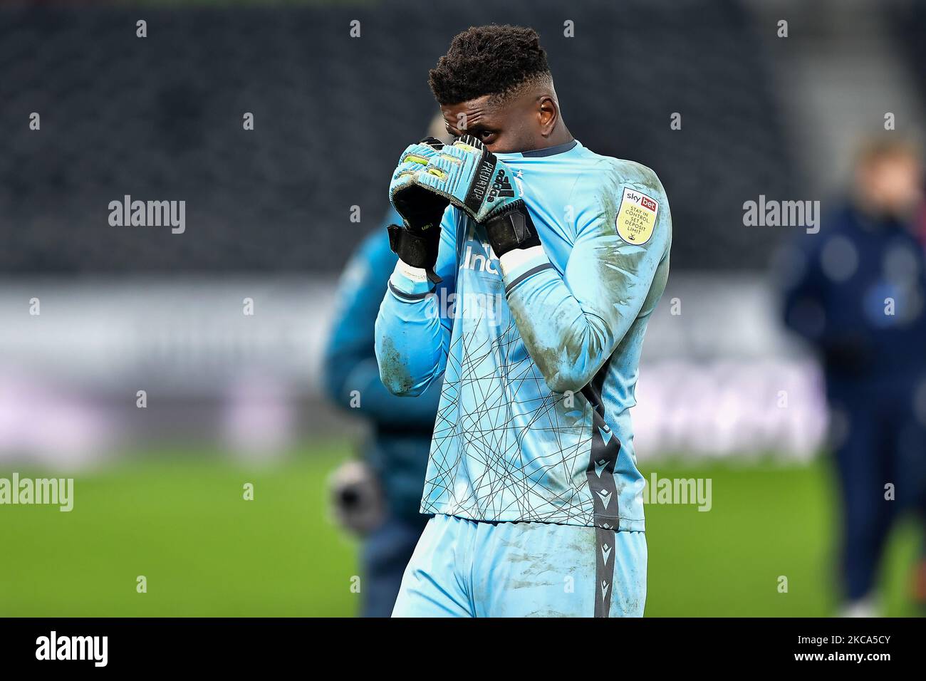 Brice Samba (30), portiere della Foresta di Nottingham, si occupa del suo volto dopo il fischio finale durante la partita del campionato Sky Bet tra Derby County e Nottingham Forest al Pride Park, Derby, venerdì 26th febbraio 2021. (Foto di Jon Hobley/MI News/NurPhoto) Foto Stock