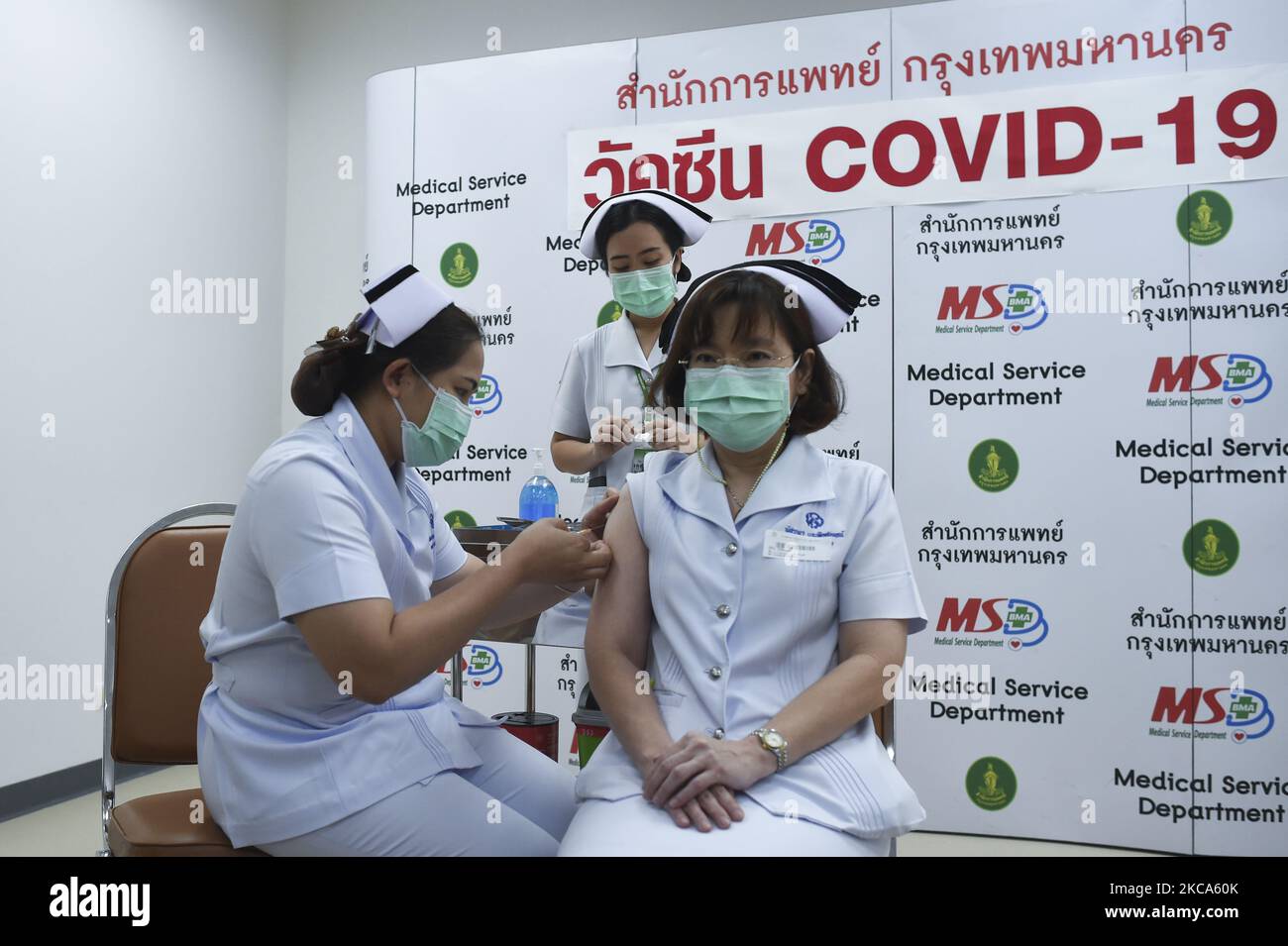 Il medico tailandese riceve un vaccino CoronaVac COVID-19, il primo giorno del programma nazionale di vaccinazione contro COVID-19 presso l'ospedale geriatrico Bang Khun Thian di Bangkok, Thailandia, 01 marzo 2021. (Foto di Anusak Laowilas/NurPhoto) Foto Stock