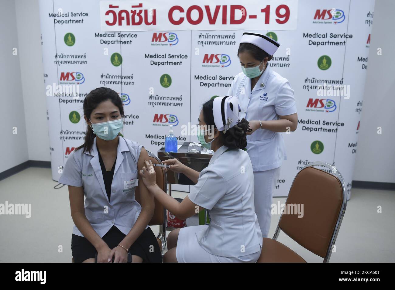 Il medico tailandese riceve un vaccino CoronaVac COVID-19, il primo giorno del programma nazionale di vaccinazione contro COVID-19 presso l'ospedale geriatrico Bang Khun Thian di Bangkok, Thailandia, 01 marzo 2021. (Foto di Anusak Laowilas/NurPhoto) Foto Stock