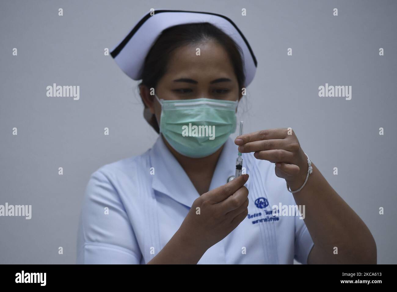 Un'infermiera tailandese si prepara a iniettare un vaccino CoronaVac COVID-19, il primo giorno del programma nazionale di vaccinazione contro COVID-19 presso l'ospedale geriatrico Bang Khun Thian di Bangkok, Thailandia, 01 marzo 2021. (Foto di Anusak Laowilas/NurPhoto) Foto Stock