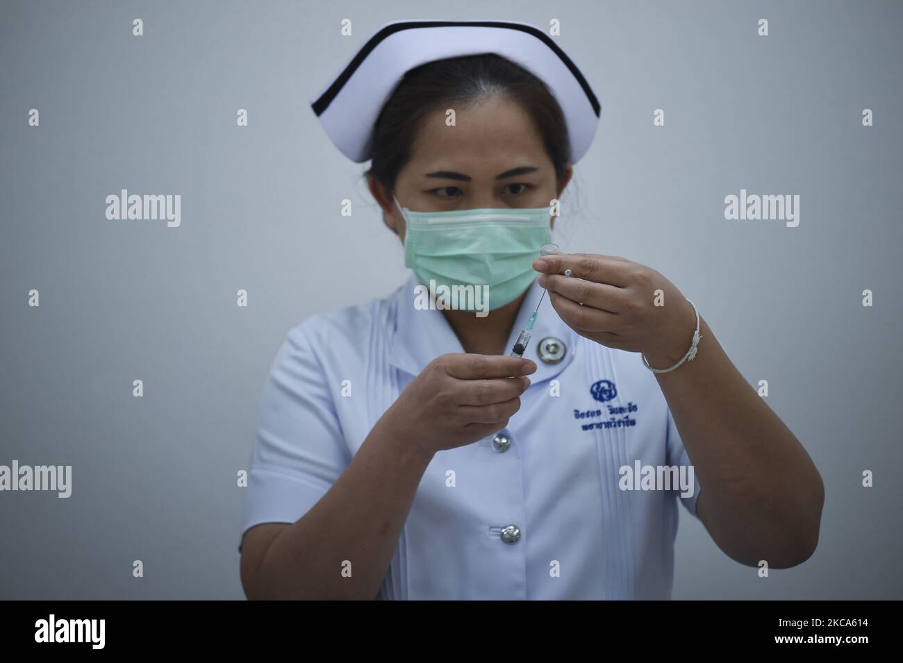 Un'infermiera tailandese si prepara a iniettare un vaccino CoronaVac COVID-19, il primo giorno del programma nazionale di vaccinazione contro COVID-19 presso l'ospedale geriatrico Bang Khun Thian di Bangkok, Thailandia, 01 marzo 2021. (Foto di Anusak Laowilas/NurPhoto) Foto Stock