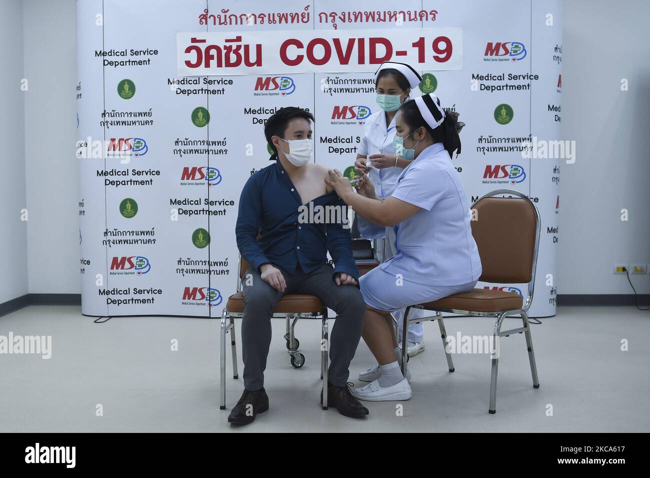 Il medico tailandese riceve un vaccino CoronaVac COVID-19, il primo giorno del programma nazionale di vaccinazione contro COVID-19 presso l'ospedale geriatrico Bang Khun Thian di Bangkok, Thailandia, 01 marzo 2021. (Foto di Anusak Laowilas/NurPhoto) Foto Stock