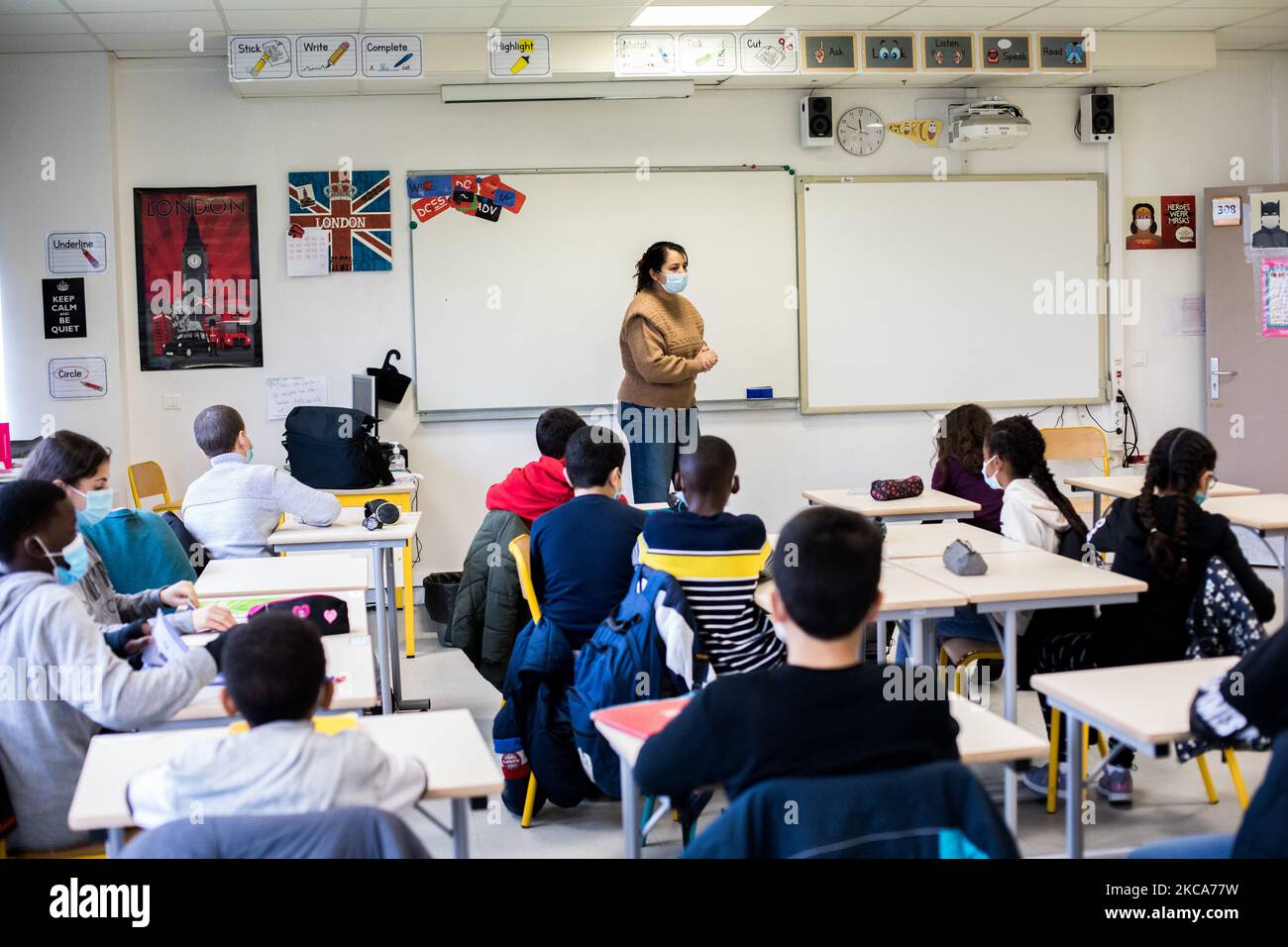 Chanteloup-les-Vignes, Francia, 4 febbraio 2021. Studenti in lezioni di inglese al Rene Cassin College. Questo college è una delle scuole che hanno beneficiato del programma ''les Cites educatives''. Questo programma istituisce un piano d'azione per ridurre le disuguaglianze territoriali e promuovere il successo dei bambini. (Foto di Emeric Fohlen/NurPhoto) Foto Stock