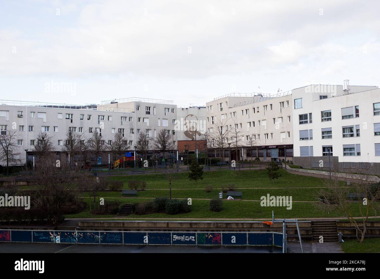 Chanteloup-les-Vignes, Francia, 4 febbraio 2021. Edifici del quartiere Noe con, sullo sfondo, un dipinto del poeta Gerard de Nerval. Questo quartiere, pensato dall'architetto Emile Aillaud come un'utopia, si trasformò rapidamente in un incubo, con disoccupazione, violenza e traffico di droga durante gli anni '90s. Da allora, la città è stata una delle prime a beneficiare del programma di rinnovamento urbano lanciato nel 2003 dal ministro degli Affari urbani, Jean-Louis Borloo. (Foto di Emeric Fohlen/NurPhoto) Foto Stock