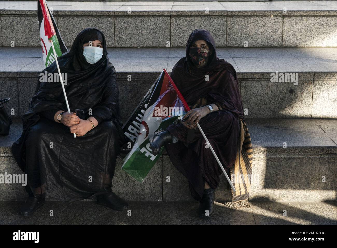 Due donne saharawi nella Giornata della solidarietà con il popolo saharawi nella Plaza de la Llama a Torrelavega (Cantabria). In cui è stato commemorato il 45th° anniversario della proclamazione del SADR (Repubblica Araba Democratica del Sahara). (Foto di Joaquin Gomez Sastre/NurPhoto) Foto Stock