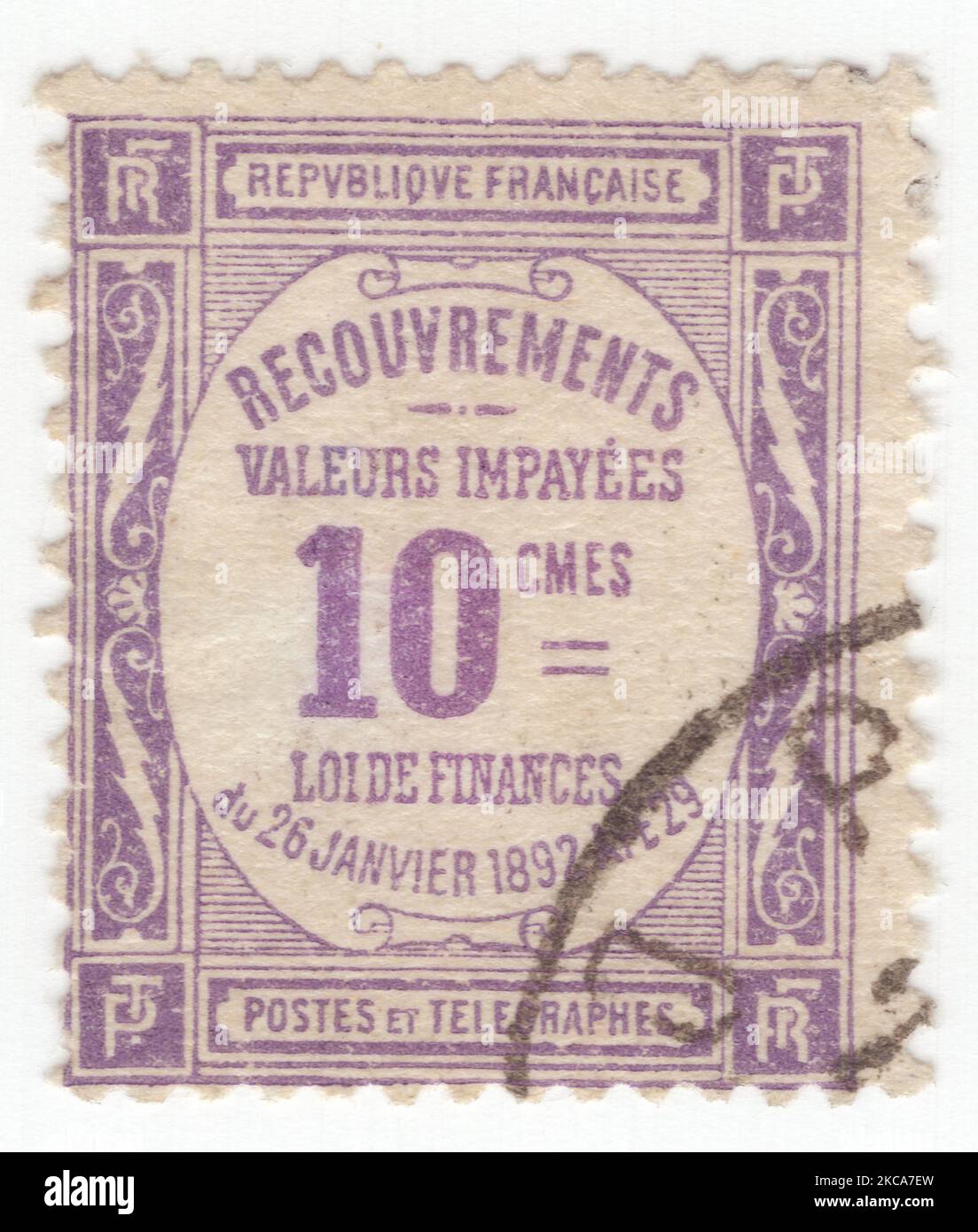 FRANCIA - 1908: Un francobollo viola da 10 centesimi che raffigura numeri con ornamento floreale Foto Stock