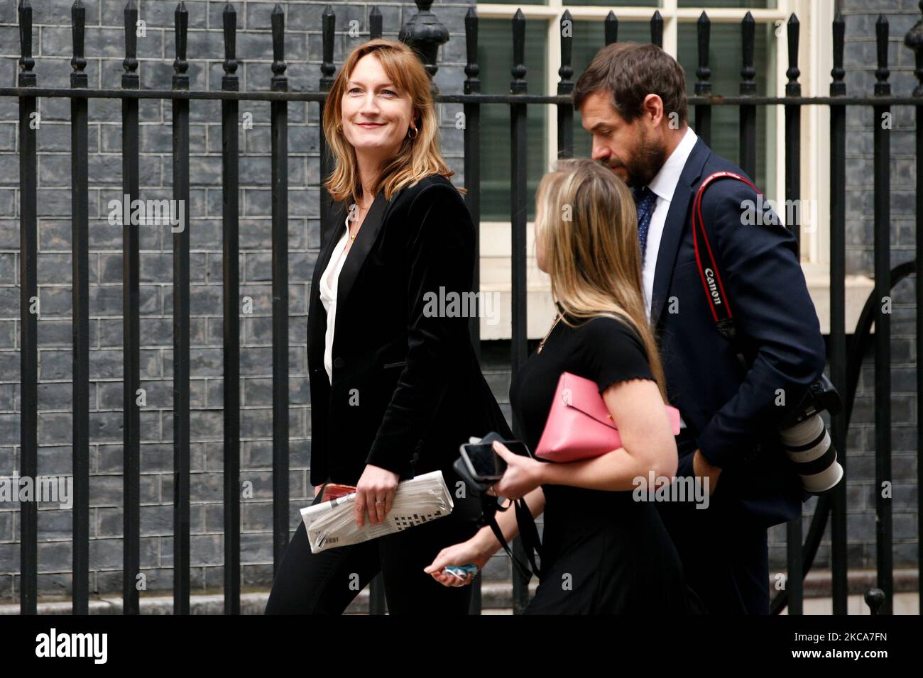 Il 2 marzo 2021 il Segretario alla stampa del governo Allegra Stratton (L) cammina lungo Downing Street a Londra, Inghilterra. (Foto di David Cliff/NurPhoto) Foto Stock