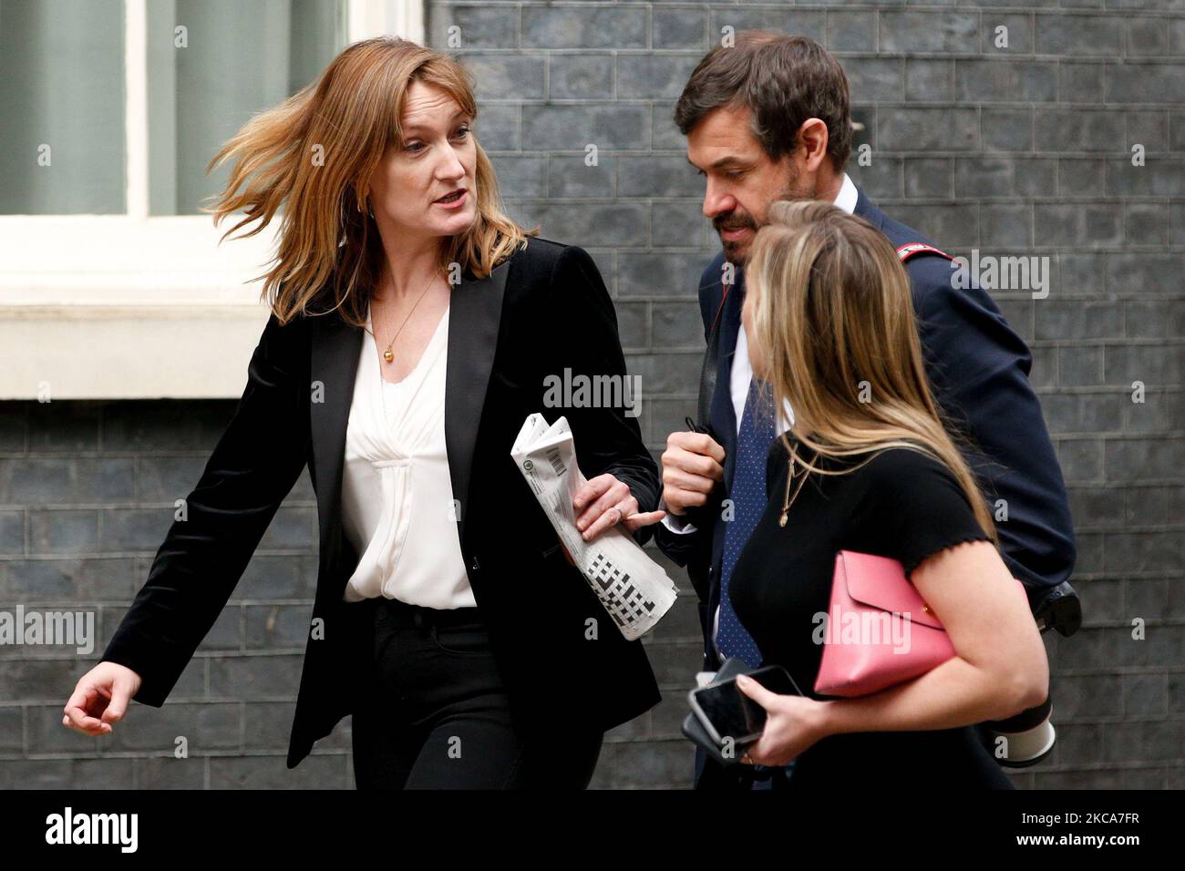 Il 2 marzo 2021 il Segretario alla stampa del governo Allegra Stratton (L) cammina lungo Downing Street a Londra, Inghilterra. (Foto di David Cliff/NurPhoto) Foto Stock