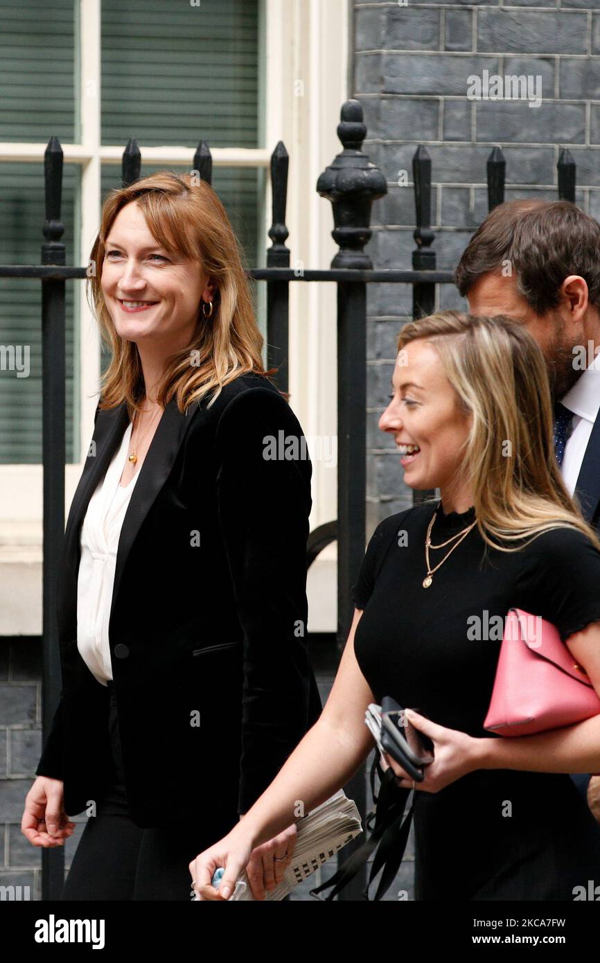 Il 2 marzo 2021 il Segretario alla stampa del governo Allegra Stratton (L) cammina lungo Downing Street a Londra, Inghilterra. (Foto di David Cliff/NurPhoto) Foto Stock