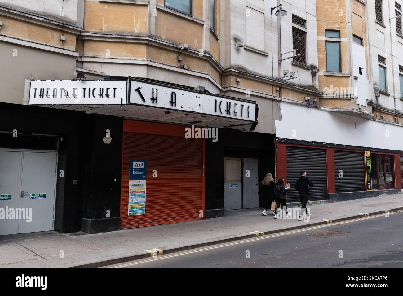 LONDRA, REGNO UNITO - 02 MARZO 2021: Le persone passano davanti a una biglietteria del teatro nel centro di Londra mentre l'Inghilterra rimane al terzo posto per ridurre il numero di infezioni da Covid-19, il 02 marzo 2021 a Londra, Inghilterra. Il cancelliere Rishi Sunak annuncerà domani i suoi piani fiscali e di spesa nel bilancio 2021 con l'attenzione principale sulle misure per sostenere la ripresa economica del Regno Unito dalla crisi causata dalla pandemia del coronavirus, tra cui un programma di 5bn sterline per i negozi di High Street e le aziende del settore alberghiero 408m sterline per musei, teatri e gallerie. (Foto di Wiktor Szymanowicz/ Foto Stock