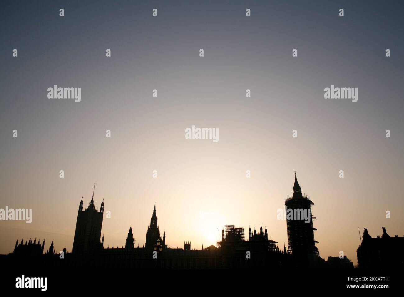 Il sole tramonta dietro le Camere del Parlamento a Londra, in Inghilterra, il 2 marzo 2021. (Foto di David Cliff/NurPhoto) Foto Stock