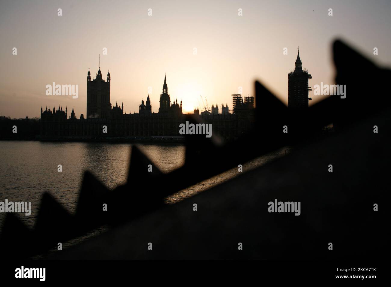 Il sole tramonta dietro il Parlamento, visto dall'altra parte del Tamigi a Londra, Inghilterra, il 2 marzo 2021. (Foto di David Cliff/NurPhoto) Foto Stock