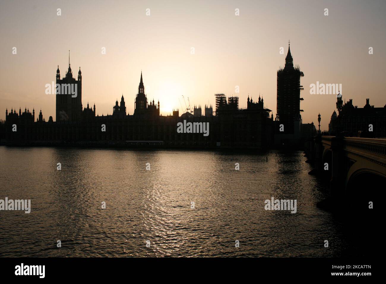 Il sole tramonta dietro il Parlamento, visto dall'altra parte del Tamigi a Londra, Inghilterra, il 2 marzo 2021. (Foto di David Cliff/NurPhoto) Foto Stock