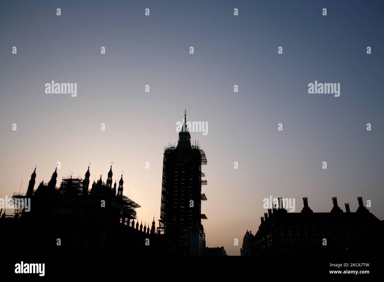 Il sole tramonta dietro la Torre Elisabetta del Parlamento a Londra, Inghilterra, il 2 marzo 2021. (Foto di David Cliff/NurPhoto) Foto Stock