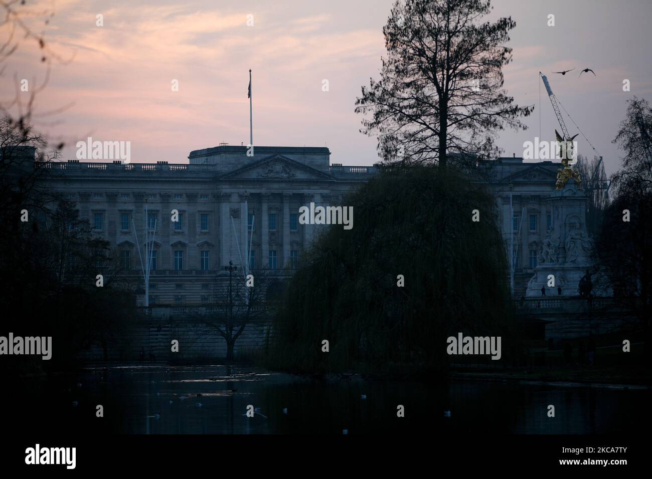 Il sole tramonta dietro Buckingham Palace a Londra, in Inghilterra, il 2 marzo 2021. (Foto di David Cliff/NurPhoto) Foto Stock