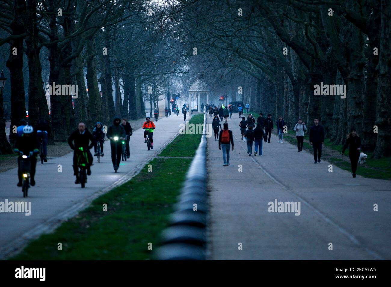 Ciclisti e pedoni passano su Constitution Hill al tramonto a Londra, Inghilterra, il 2 marzo 2021. (Foto di David Cliff/NurPhoto) Foto Stock