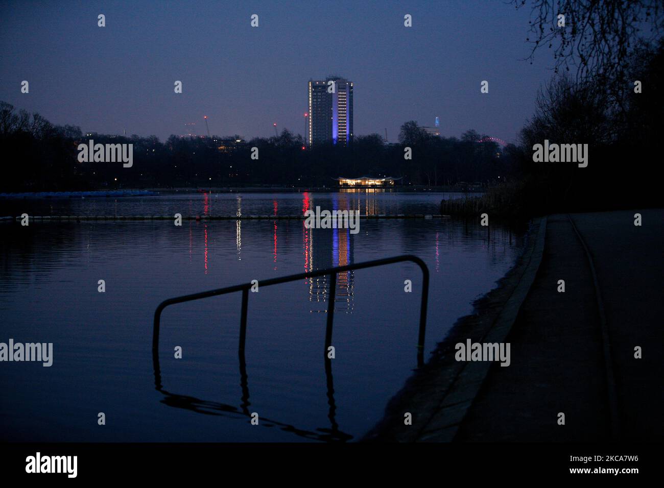 Il Park Lane Hilton Hotel sorge oltre il lago Serpentine di Hyde Park alla notte di Londra, Inghilterra, il 2 Marzo 2021. (Foto di David Cliff/NurPhoto) Foto Stock