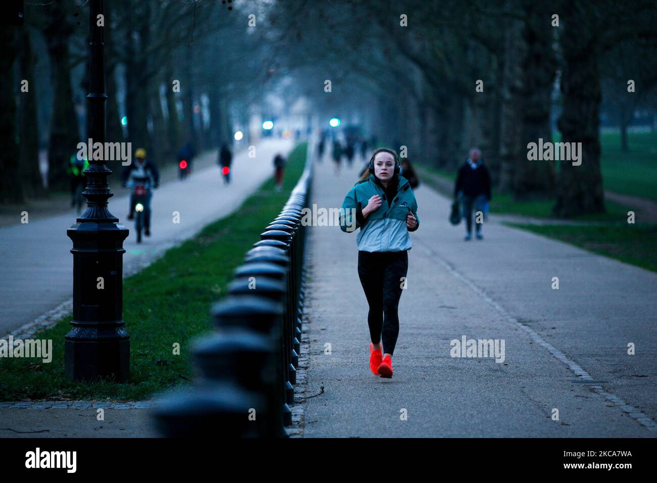 Una donna scherza lungo Constitution Hill al tramonto a Londra, Inghilterra, il 2 marzo 2021. (Foto di David Cliff/NurPhoto) Foto Stock
