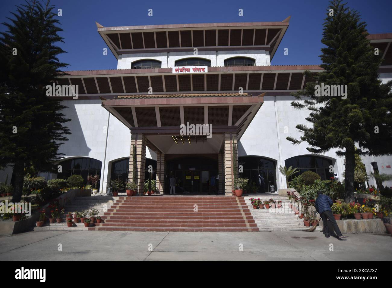 I lavoratori nepalesi puliscono i locali del Parlamento federale per la prossima sessione di martedì 02 marzo 2021. Il Presidente Bidya Devi Bhandari ha convocato l'Assemblea il 7 marzo 2021. (Foto di Narayan Maharjan/NurPhoto) Foto Stock