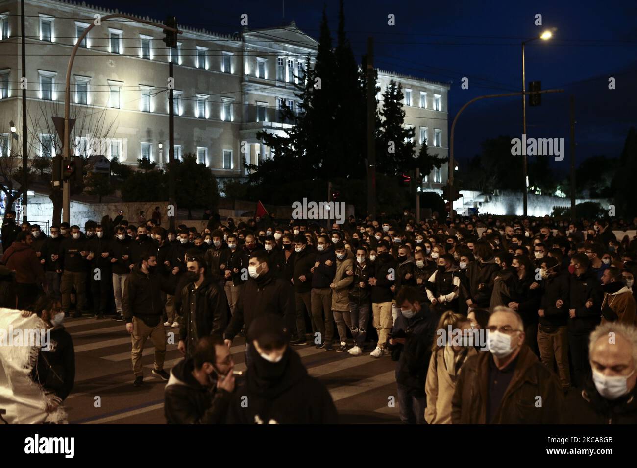 I manifestanti marciano durante una manifestazione nel centro di Atene il 2 marzo 2021 a sostegno di Dimitris Koufodinas, assassino del defunto gruppo estremista del 17 novembre. Koufontinas è il suo 52nd° giorno di sciopero della fame in cerca di trasferimento da una prigione di alta sicurezza nella Grecia centrale alla prigione di Korydallos ad Atene. (Foto di Panayotis Tzamaros/NurPhoto) Foto Stock