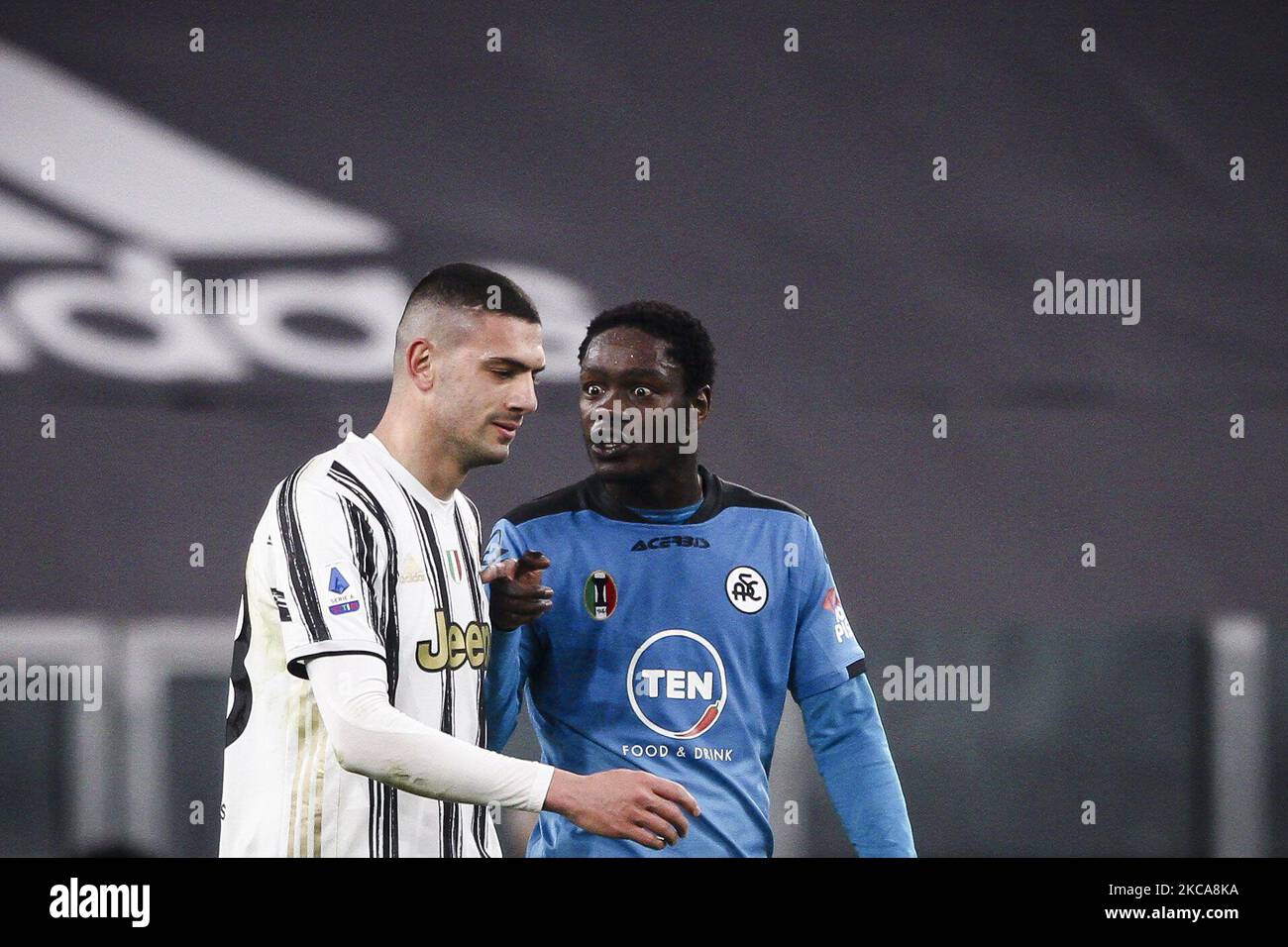 Spezia Forward Emmanuel Gyasi (11) parla con il difensore della Juventus Merih Demiral (28) durante la Serie A Football Match n.25 JUVENTUS - SPEZIA il 02 marzo 2021 allo Stadio Allianz di Torino, Piemonte, Italia. Risultato finale: Juventus-Spezia 3-0. (Foto di Matteo Bottanelli/NurPhoto) Foto Stock