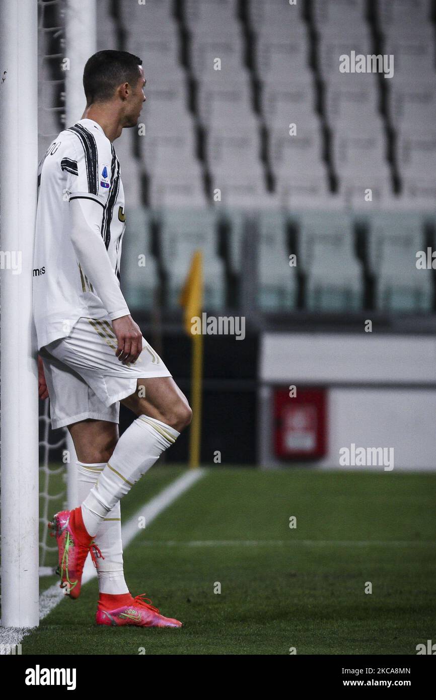 Juventus Forward Cristiano Ronaldo (7) pulisce le scarpe durante la Serie A  Football Match n.25