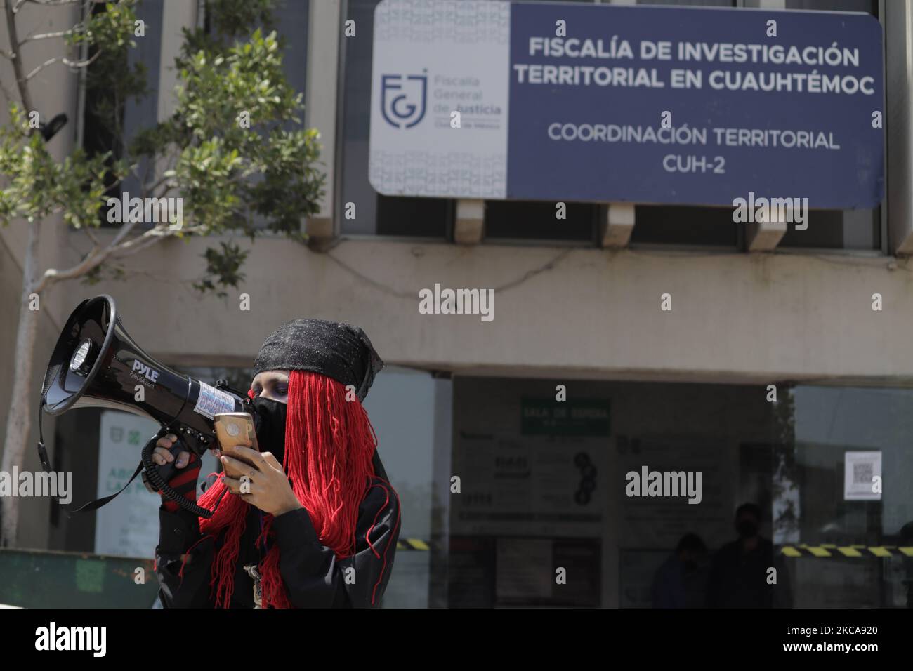 Membro del collettivo anarchico Resistencia Queer LGBTTTIQA, dimostrato all'esterno della Procura CUH-2 nella delegazione Cuauhtémoc situata a Città del Messico, durante l'emergenza sanitaria COVID-19 e il semaforo epidemiologico arancione nella capitale, In solidarietà con i prigionieri politici della comunità arrestati e ai quali lo Stato messicano ha assegnato documenti di indagine che li accusano di falsi crimini attraverso un account Facebook. (Foto di Gerardo Vieyra/NurPhoto) Foto Stock