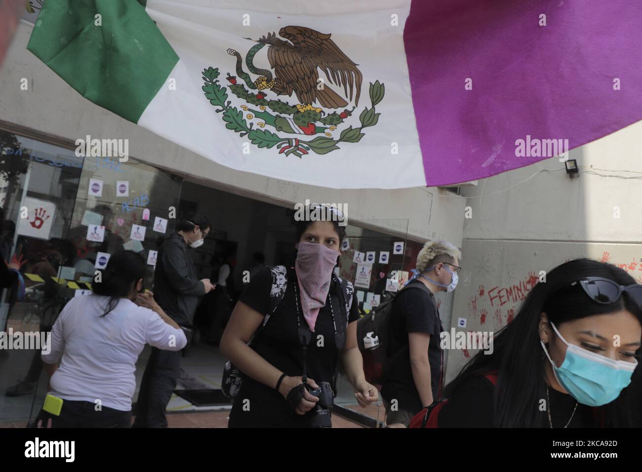 Membri del collettivo anarchico Resistencia Queer LGBTTTIQA, dimostrati all'esterno della Procura CUH-2 nella delegazione Cuauhtémoc situata a Città del Messico, durante l'emergenza sanitaria COVID-19 e il semaforo epidemiologico arancione nella capitale, In solidarietà con i prigionieri politici della comunità arrestati e ai quali lo Stato messicano ha assegnato documenti di indagine che li accusano di falsi crimini attraverso un account Facebook. (Foto di Gerardo Vieyra/NurPhoto) Foto Stock