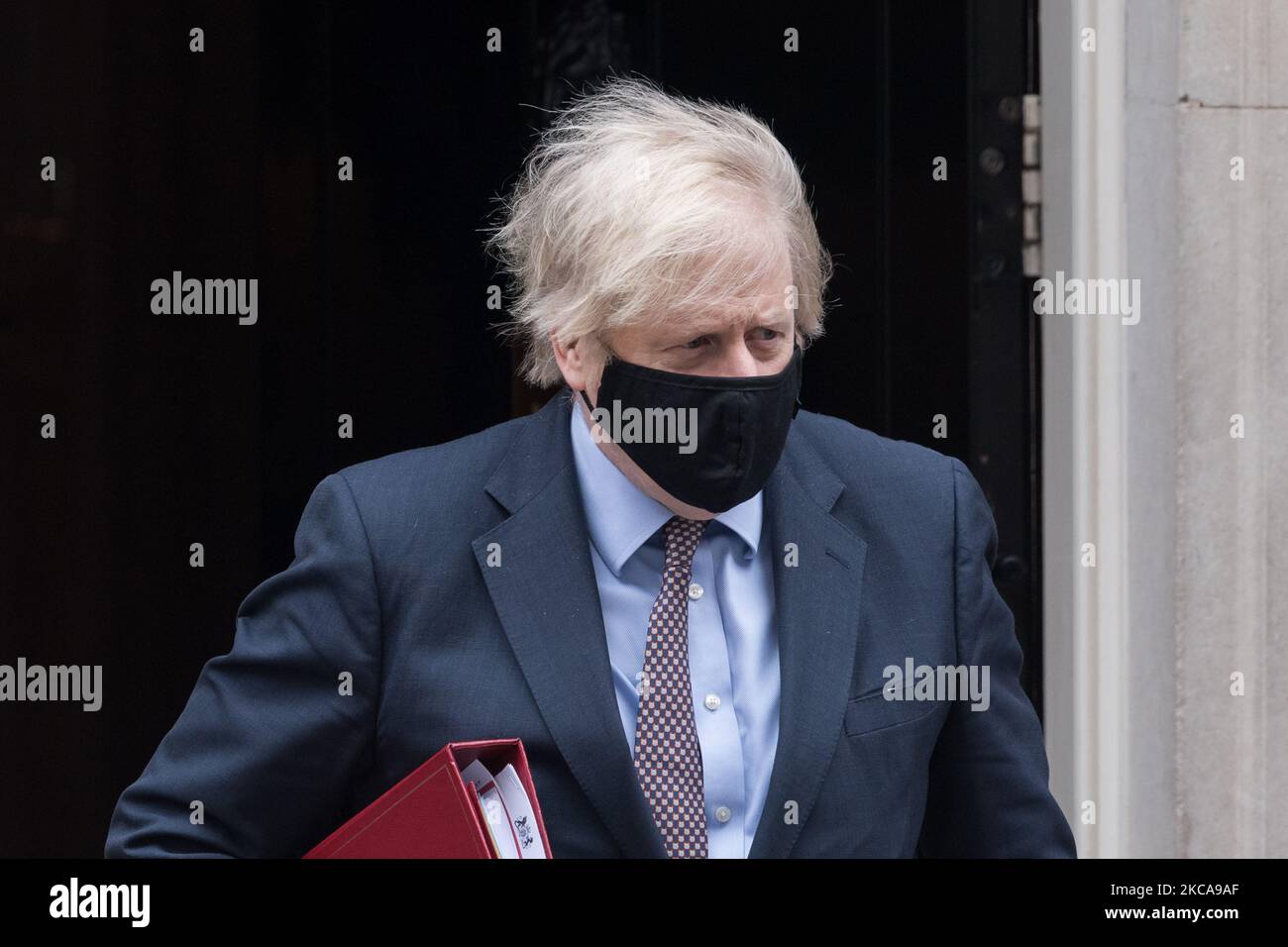 LONDRA, REGNO UNITO - 03 MARZO 2021: Il primo ministro britannico Boris Johnson lascia 10 Downing Street per PMQ alla Camera dei Comuni il 03 marzo 2021 a Londra, Inghilterra. Oggi il cancelliere Rishi Sunak annuncerà i suoi piani fiscali e di spesa nel bilancio 2021 con l'accento principalmente sulle misure per sostenere la ripresa economica del Regno Unito dalla crisi causata dalla pandemia di coronavirus. (Foto di Wiktor Szymanowicz/NurPhoto) Foto Stock