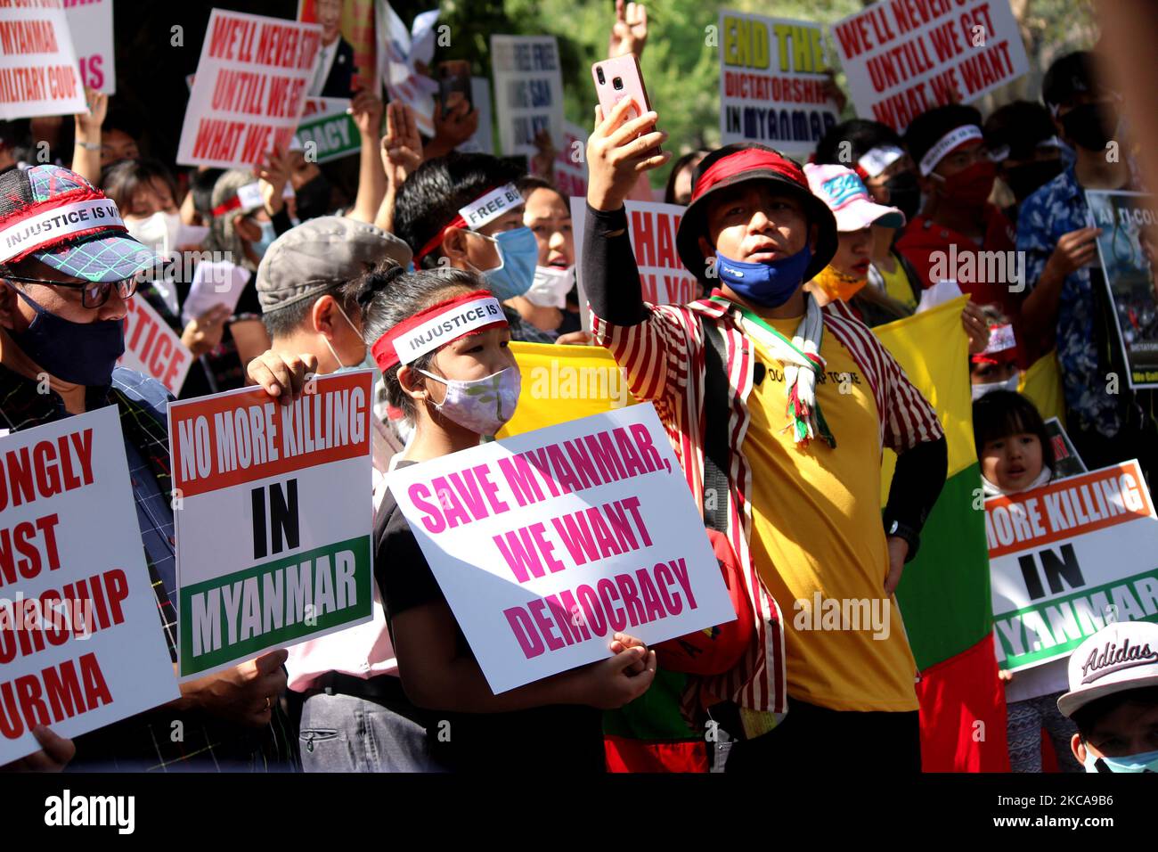 I rifugiati chin provenienti dal Myanmar detengono cartelli mentre gridano slogan durante una protesta contro il colpo di stato militare in Myanmar, a Nuova Delhi, India, il 3 marzo 2021. (Foto di Mayank Makhija/NurPhoto) Foto Stock