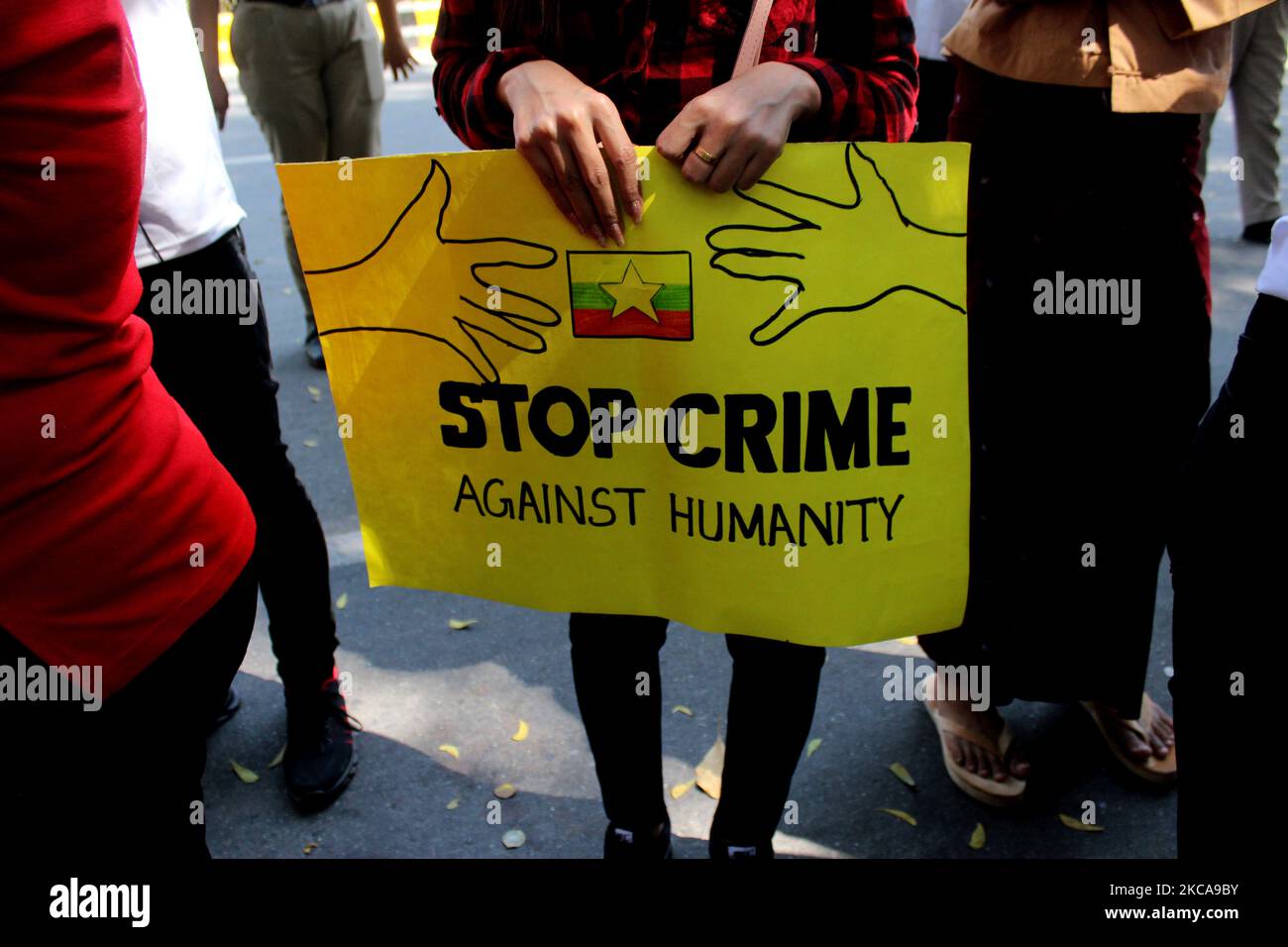 Un rifugiato Chin proveniente dal Myanmar ha un cartello durante una protesta contro il colpo di stato militare in Myanmar, a Nuova Delhi, India, il 3 marzo 2021. (Foto di Mayank Makhija/NurPhoto) Foto Stock