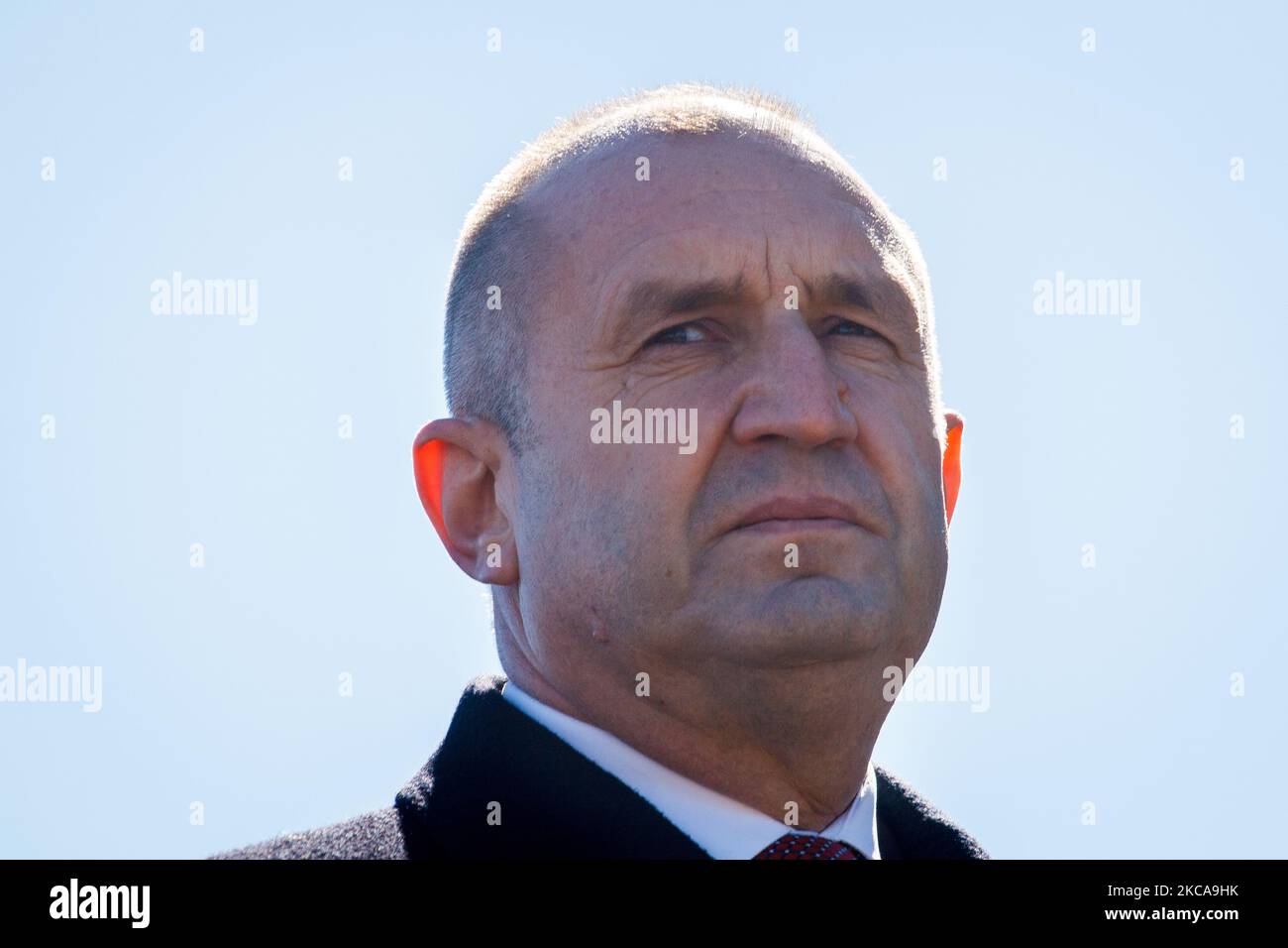 Il Presidente della Bulgaria Rumen Radev partecipa alle celebrazioni della festa nazionale della Bulgaria il 3rd 2021 marzo al picco di Shipka, vicino al villaggio di Shipka, in Bulgaria. Migliaia di bulgari celebrano la Giornata della Liberazione, la festa nazionale della Bulgaria, salendo fino alla cima della Shipka dei Monti Balcanici. In questo giorno del 1878 (143 anni fa) fu firmato il trattato di pace di San Stefano, atto che pose fine alla guerra russo-turca del 1877-1878 e segnò l'indipendenza della Bulgaria dopo il dominio ottomano di quasi 500 anni sullo stato. Le principali celebrazioni si svolgono tradizionalmente a Shipka mountai Foto Stock