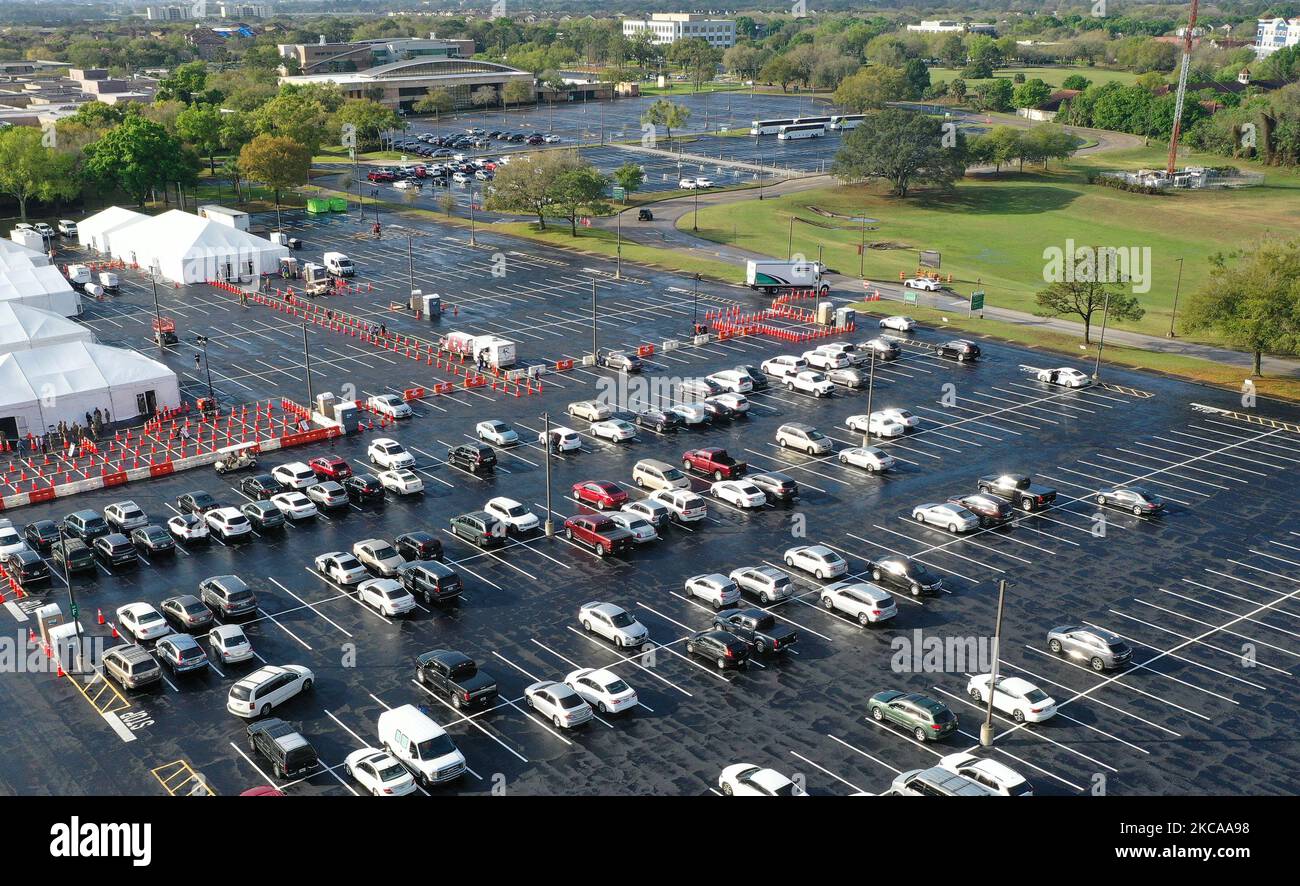 Una vista aerea da un drone mostra un sito di vaccinazione FEMA COVID-19 il suo primo giorno di funzionamento in un parcheggio al Valencia College il 3 marzo 2021 a Orlando, Florida. Questo è uno dei quattro siti di vaccinazione di massa FEMA nello stato della Florida, ed è dotato di 3.000 vaccinazioni al giorno con l'assistenza di 130 soldati dell'esercito degli Stati Uniti da ft. Campbell, Kentucky. (Foto di Paul Hennessy/NurPhoto) Foto Stock