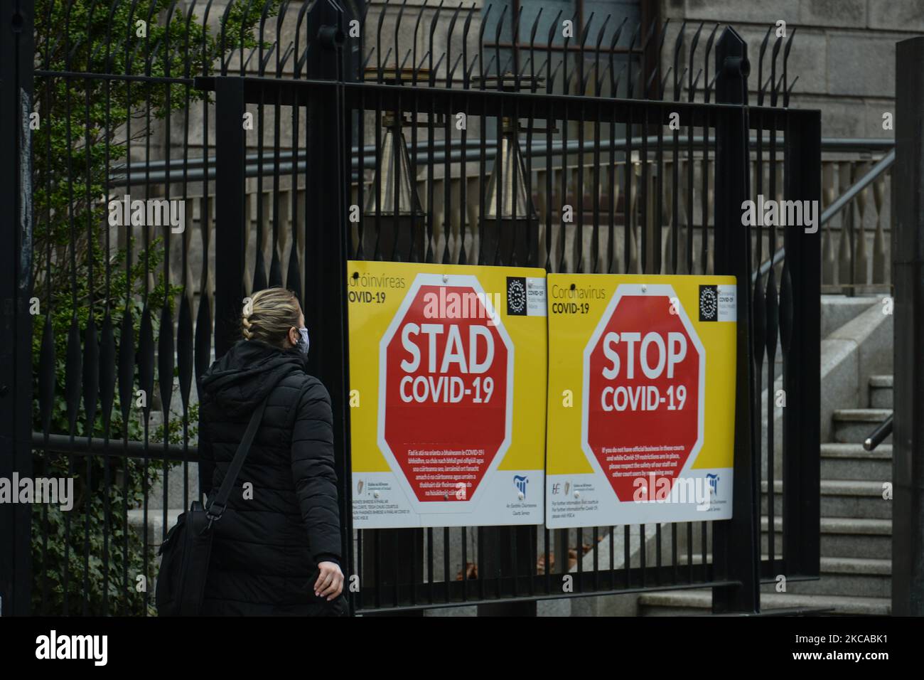 Indicazioni 'STOP COVID-19' (in inglese e in irlandese), visto sul cancello d'ingresso quattro corti, a Dublino, durante il livello 5 Covid-19 Lockdown. Giovedì 4 marzo 2021 a Dublino, Irlanda. (Foto di Artur Widak/NurPhoto) Foto Stock