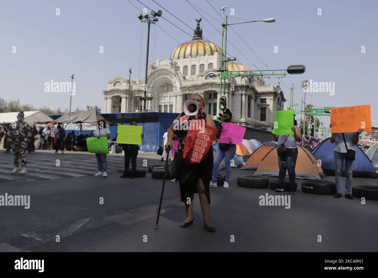 Mercanti e presunti vicini del Centro storico di Città del Messico, dimostrati su Eje Central e Juarez Avenue durante l'emergenza sanitaria COVID-19 e il semaforo epidemiologico arancione, Chiedere lo sfratto dei membri del movimento indigeno artistico e della comunità Triqui che mantengono un sit-in nella zona e che chiedono l'intervento delle autorità federali e della Guardia Nazionale dopo essere stati vittime di sfollamenti forzati nello stato di Oaxaca nella zona di Tierra Blanca, Copala, Oaxaca. I manifestanti hanno affermato che il sit-in istituito da queste comunità indigene affeda Foto Stock