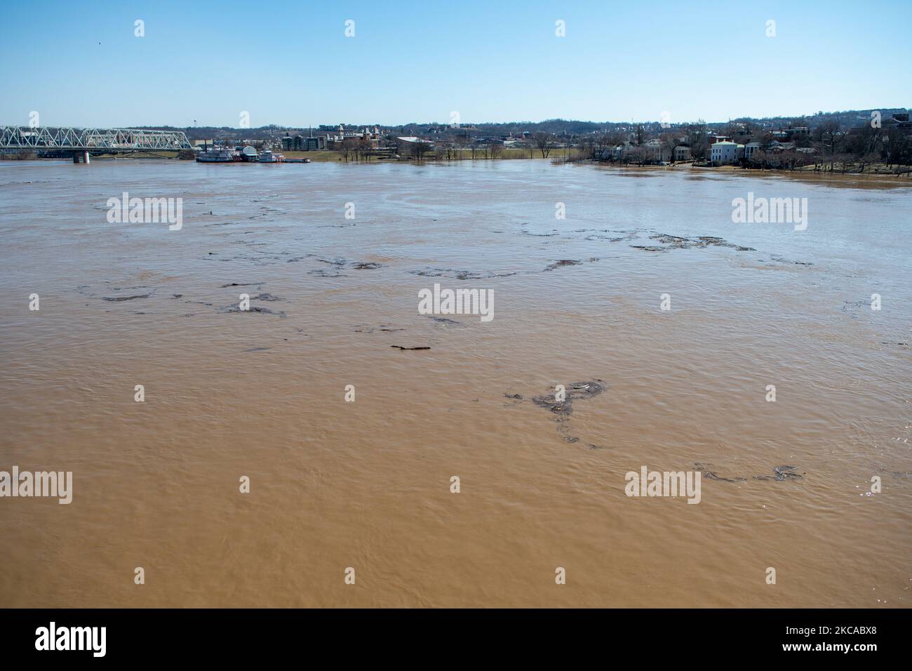 I detriti scorrono a valle mentre i livelli dell'acqua continuano a salire sul fiume Ohio, mentre alcune strade e aziende in alcune aree basse hanno dovuto chiudere lungo il fiume Ohio dopo giorni di corsi d'acqua locali pieni di pioggia al di là delle loro rive, giovedì 4 marzo 2021, a Cincinnati, Ohio, Stati Uniti. (Foto di Jason Whitman/NurPhoto) Foto Stock