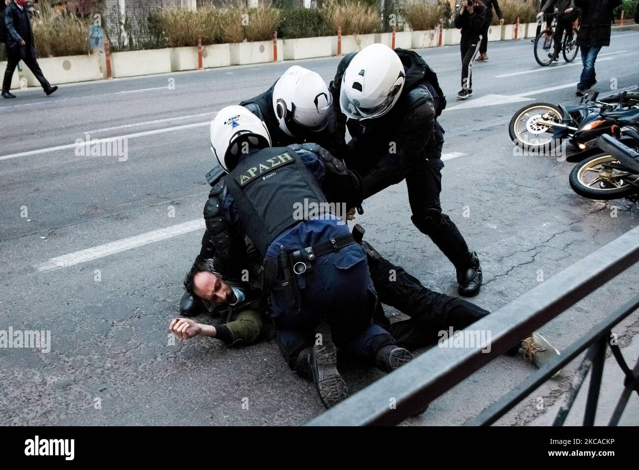 Disordini tra polizia antisommossa e manifestanti in solidarietà con un membro della sinistra sciolta del 17 novembre, Dimitris Koufontinas, che è in sciopero della fame per 57 giorni ad Atene, in Grecia, il 5 marzo 2021. (Foto di Nikolas Kokovlis/NurPhoto) Foto Stock