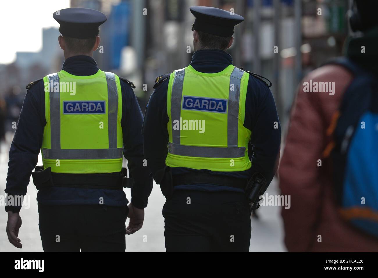 Membri della strada di pattugliamento del Garda Siochana (polizia irlandese) nel centro di Dublino durante il blocco del livello 5 del Covid-19. Sabato 6 marzo 2021 a Dublino, Irlanda. (Foto di Artur Widak/NurPhoto) Foto Stock