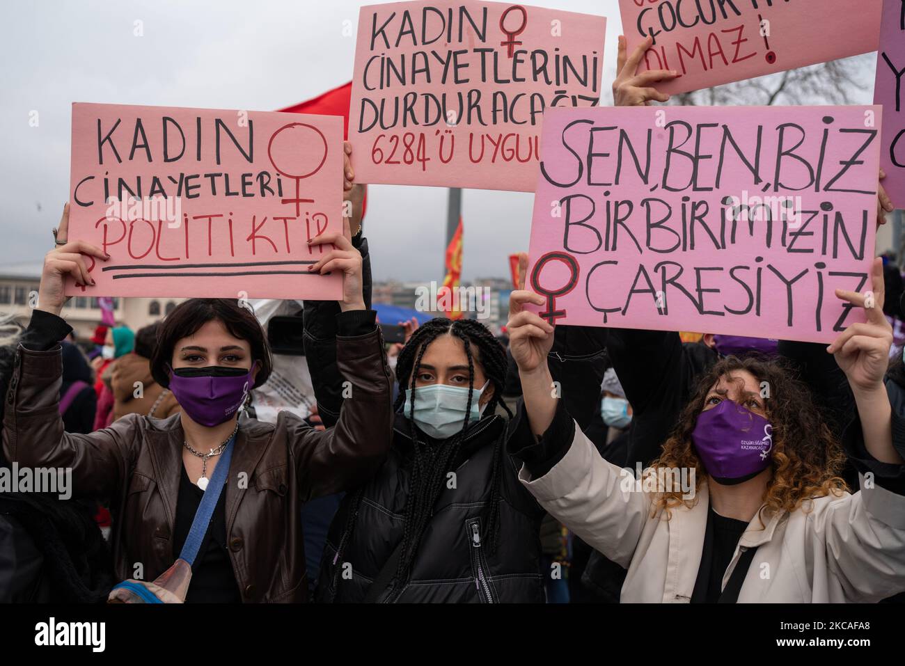 Le donne e la comunità LGBTQI hanno organizzato una manifestazione a Istanbul, in Turchia, il 6 marzo 2021 per la prossima Giornata internazionale della donna. I segni (rispettivamente da sinistra a destra) si traducono in “femminicidi sono politici”, “noi fermeremo le femminicidi, applichiamo il 6284”, e “voi, me, noi; noi siamo i reciproci rimedi” (Foto di Erhan Demirtas/NurPhoto) Foto Stock