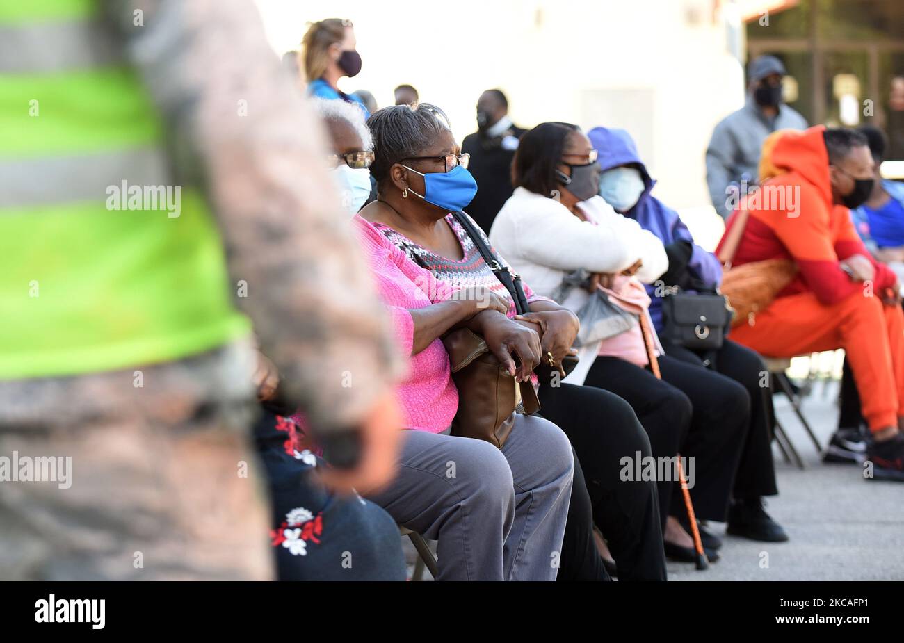 La gente attende di ricevere una dose del vaccino Pfizer COVID-19 alla chiesa Battista di Shiloh il 7 marzo 2021 a Orlando, Florida. La portata di un giorno alla comunità nera nel quartiere di Parramore sperava di somministrare 600 vaccini ai residenti locali. (Foto di Paul Hennessy/NurPhoto) Foto Stock