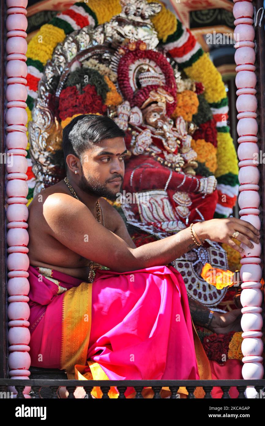 Il sacerdote Tamil Hindu siede all'interno del carro mentre i devoti tirano il carro massiccio che porta l'idolo di Lord Vinayagar durante il Vinayagar Ther Thiruvizha Festival in un tempio Tamil Hindu in Ontario, Canada, il 23 luglio 2016. Questo festival fa parte del festival di 15 giorni che onora Lord Ganesh che culmina con una stravagante processione dei carri. (Foto di Creative Touch Imaging Ltd./NurPhoto) Foto Stock