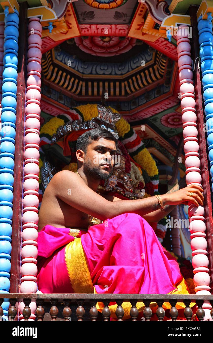 Il sacerdote Tamil Hindu siede all'interno del carro mentre i devoti tirano il carro massiccio che porta l'idolo di Lord Vinayagar durante il Vinayagar Ther Thiruvizha Festival in un tempio Tamil Hindu in Ontario, Canada, il 23 luglio 2016. Questo festival fa parte del festival di 15 giorni che onora Lord Ganesh che culmina con una stravagante processione dei carri. (Foto di Creative Touch Imaging Ltd./NurPhoto) Foto Stock