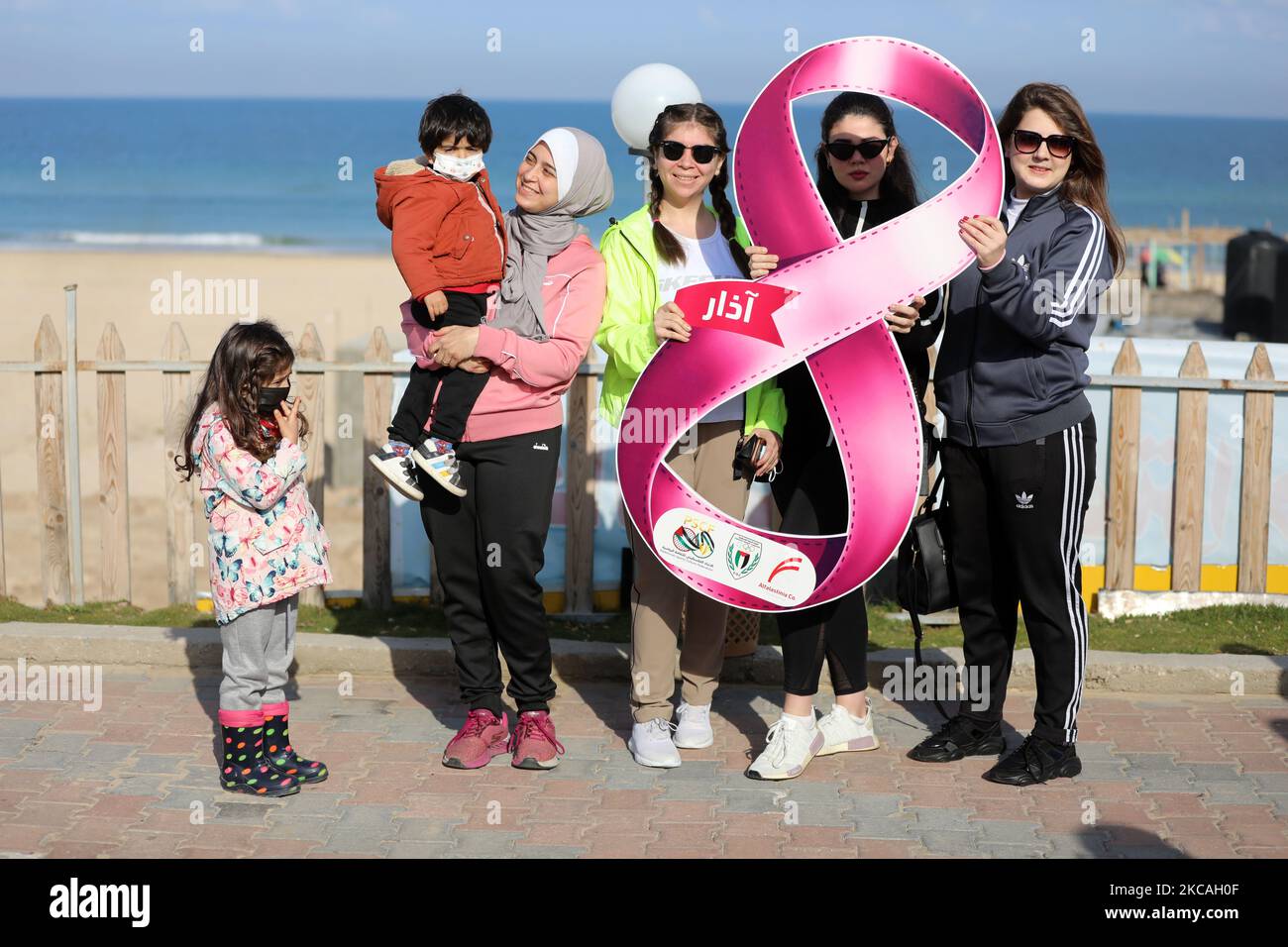 Le donne palestinesi partecipano a un rally che commemorerà la Giornata internazionale della donna, organizzata dalla Federazione palestinese per la cultura sportiva, a Gaza il 8 marzo 2021. (Foto di Majdi Fathi/NurPhoto) Foto Stock