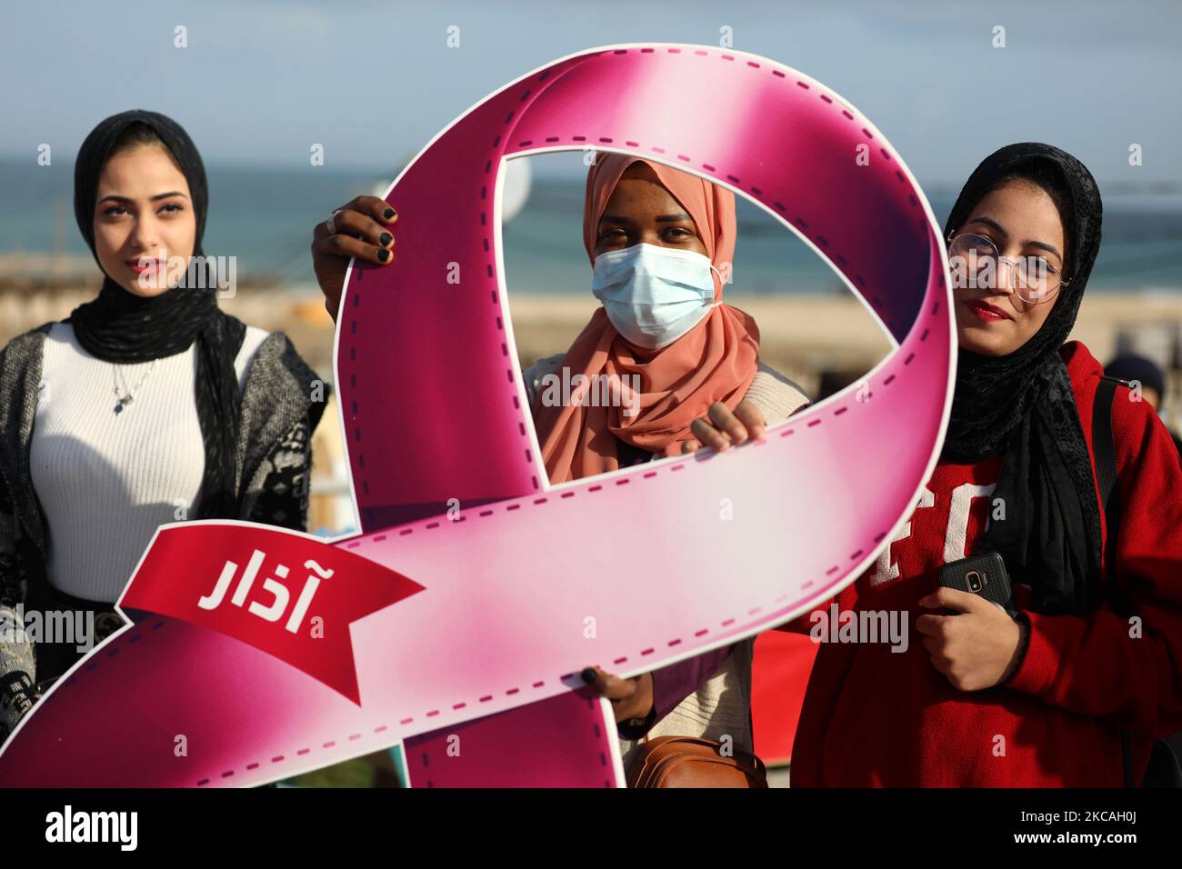 Le donne palestinesi partecipano a un rally che commemorerà la Giornata internazionale della donna, organizzata dalla Federazione palestinese per la cultura sportiva, a Gaza il 8 marzo 2021. (Foto di Majdi Fathi/NurPhoto) Foto Stock
