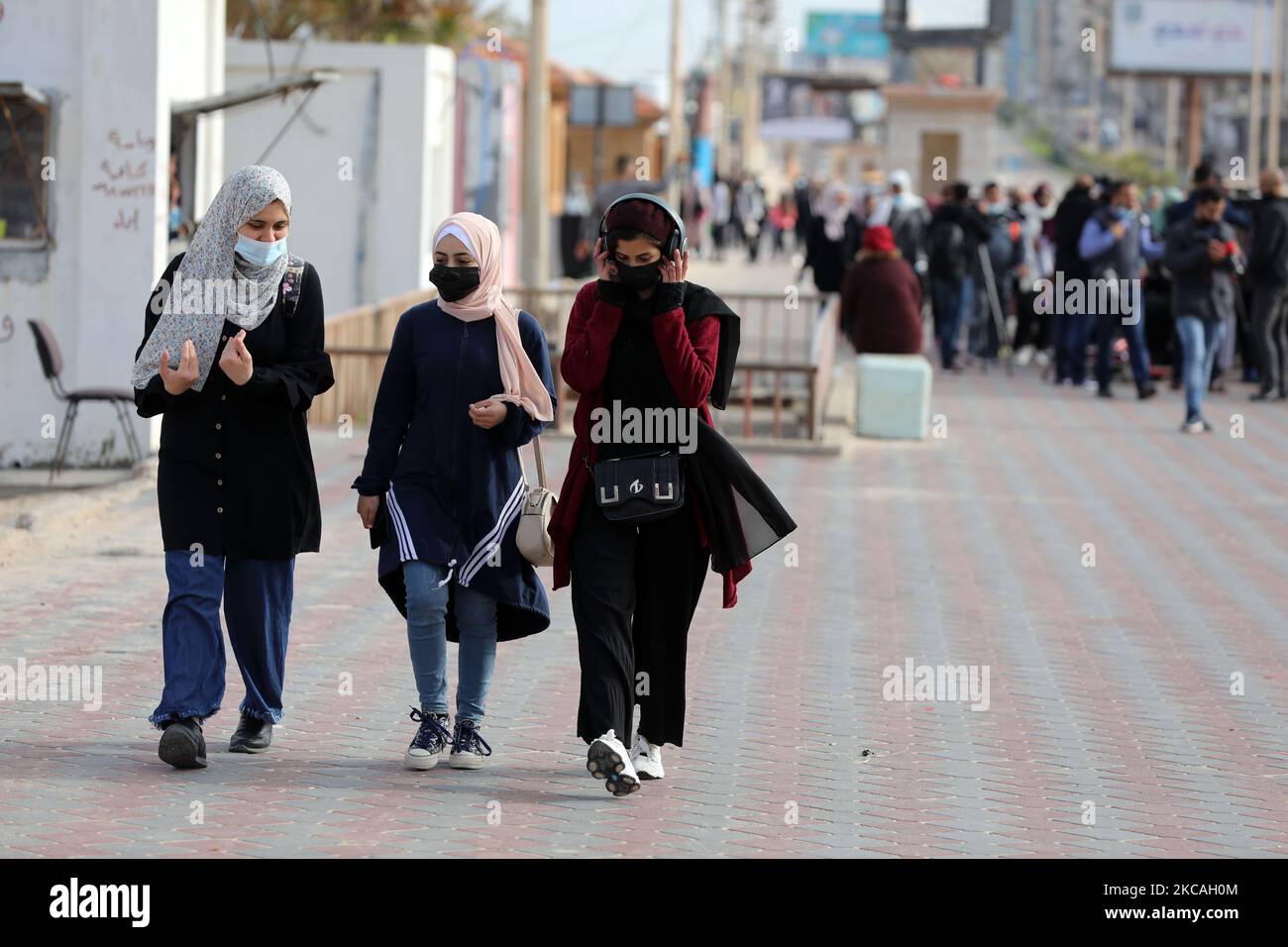 Le donne palestinesi partecipano a un rally che commemorerà la Giornata internazionale della donna, organizzata dalla Federazione palestinese per la cultura sportiva, a Gaza il 8 marzo 2021. (Foto di Majdi Fathi/NurPhoto) Foto Stock